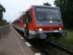 Kurze Verschnaufpause fr das Lok-und Zugpersonal vom 628 314,auf der Fahrt von Stralsund nach Neustrelitz,am 14.Juli 2012,in Sternfeld.Grund ist die planmige Zugkreuzung mit der OLA.