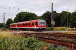 Aus Kapellen kommt der 928 532 ber den Bahnbergang Blumenstra0e in den Grevenbroicher Bahnhof eingefahren am Nachmittag des 13.8.2012