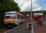 Daadetalbahn der Westerwaldbahn (WEBA) mit dem Diesel-Triebzug 628 677-7 / 928 677-4 hat am 04.08.2012 den Haltepunkt Alsdorf erreicht, nach dem Halt geht es weiter in Richtung Daaden.