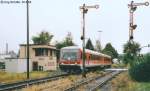 928 426 erreicht auf dem Weg nach Selb den Bahnhof Rehau. Im westlichen Bahnhofsvorfeld fhrt er an Fahrdienstleiterstellwerk, Ausfahrsignalgruppe und handbedienter Schranke vorbei.