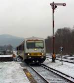 Als Ersatzverkehr für die Hellertalbahn fährt am 19.02.2013 (9:10 Uhr) der Dieseltriebwagen  VT/VS 51 (BR 628.4)  Daadetalbahn  der Westerwaldbahn (WEBA) , als RB 96 - Hellertalbahn (Dillenburg-Haiger-Neunkirchen-Herdorf-Betzdorf), in den Bahnhof Herdorf ein.