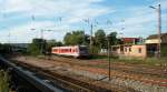 628 594 hatte am 3 Oktober 2010 Dienst auf der Niedtalbahn,KBS 687. Auch an Sonn- und Feiertagen wird die Strecke Dillingen/Saar - Niedaltdorf im Stundentakt bedient. Der Triebwagen hat wieder mal eine Runde ins Tal der Nied hinter sich und nhert sich dem Bahnhof Dillingen an der Saar. Das Gelnde rechts des Triebwagens gehrt zum ehemaligen Bahnbetriebswerk Dillingen.
An dieser Stelle kommt die KBS 687 von rechts und verluft parallel zur KBS 685. 