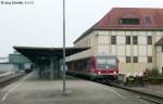928 564 verlsst am 5.4.13 in Friedrichshafen Gleis 2 des Hafenbahnhofs. Das Zeppelinmuseum am linken Bildrand entstand 1993 bis 1996 durch den Umbau des Bahnhofsgebudes.
