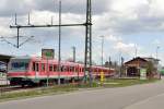Die beiden 628ziger Triebwagen 655 und 611 im Bahnhof Sinsheim stehend von der Jahnstrae aus gesehen. Rechts im Hintergrund ist der Lokschuppen der Eisenbahnfreunde Kraichgau zu sehen. 13.4.2013
