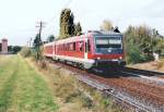 628 401 verlsst am 2.10.99 den Bahnhof Langlau mit dem Ziel Pleinfeld. Das Empfangsgebude liegt hinter dem Zug. (Blick nach Westen)