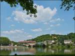 . Sommer an der Mosel - Nur selten fließt das Wasser der Mosel so sanft dahin, dass sich eine angedeutete Spiegelung ergibt, als der RE 5213 Luxembourg - Trier Hbf über die Sauerbrücke in Wasserbillig fährt. 16.07.2013 (Jeanny)