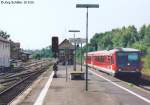 Alsfeld, Blick nach Sden auf das niedrige Lichtsignal und das Stellwerk zwischen den Gleisen: 628 449 kommt als RB aus Fulda auf Gleis 3 an.