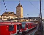 <U>150 Jahre Hochrheinbahn.</U>

Da die Oberleitung von Schaffhausen nach Erzingen bis zum Fahrplanwechsel lediglich dekorative Funktion hat, muss sich dieses Gespann aus 628 701 und 628 236 noch einige Male sehr verbiegen um in der elektrifizierten Schweiz noch ein wenig Eindruck zu schinden. Oktober 2013.