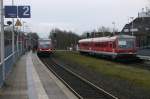 Zugkreuzung auf der RB 38 im Bf Neuss-Holzheim: links 628 503 als Kurzpendel Grevenbroich - Neuss, rechts 628 661 auf der Langstrecke Düsseldorf - Köln (27.1.14).