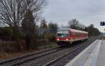 Steuerwagen voraus gen Neuss fahrend passiert der 928 496 den Bahnsteig Gleis 2 am Samstagabend des 8.2.2014