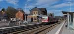 Viel Sonne im Tal der Nahe II - Am 20.03.2014 machten wir auf dem Weg nach Bad Sobernheim noch Station in Neubrücke an der Nahe.
Auf der Nahetalbahn gibt es bis auf den Militärverkehr nach Baumholder keinen Güterverkehr mehr, obwohl viele große Firmen an der Bahnstrecke liegen und sogar bis MORA C einen Gleisanschluß hatten.
Der Bahnhof Neubrücke Nahe hatte mal 15 Gleise, einen großen Güterbereich, eine Drehscheibe und von hier ging bis 1991 die Lokalbahn nach Birkenfeld ab.
Der Bahnhof Neubrücke zeigt sich sauber, modern, behindertengerecht und besitzt sogar noch einen Warteraum.
Das Gebäude, die Bahnsteige und das Umfeld sind Graffiti frei und werben somit für den Bahnverkehr.
628 494 ist als RB von Mainz nach Türkismühle unterwegs.
Nach dem Halt in Neubrücke Nahe wird er gleich die Grenze zum Saarland erreichen.

Bahnstrecke 3511 Bingerbrück - Saarbrücken Hbf.