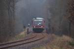 Abschied des 628er von der Nahe Bahn.....so hieß das Motto einer Sonderfahrt am 29.11.2014. Aus diesem Anlass wurden auch zwei Nebenstrecken befahren, die Strecke nach Baumholder (ab 14.12.2014 wieder mit SPNV bedient) und die Strecke 3201 Türkismühle - Freisen - Schwarzerden - Kusel. Von dieser Strecke ist nur noch ein kurzer Schnipsel übrig, nämlich Türkismühle - Wolfersweiler (Anschluß Tanklager). Leider sind auch diese 6 Kilometer seit 2 Jahren ohne Verkehr (Westfalengas hat auf LKW Bedienung umgestellt) , sodass wohl auch das Ende für diese Strecke kommen wird. MORA C hat auch hier viele Güterkunden vom Bahntransport abgehängt, ein Werk von Hörmann in Freisen war ein guter Güterkunde. 628 452 kommt aus Richtung Nohfelden und erklimmt die Steigung nach Wolfersweiler, dabei überquert der Triebwagen den Raidelbach und den Weg zum  Hof in den Eichen .