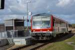 Neuer Bahnsteig des Haltepunktes Eggesin mit RE4 auf der Fahrt von Ueckermünde nach Bützow.