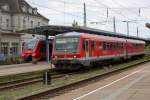 RE 5359 fährt in Neubrandenburg nach Pasewalk ab und an den abgestellten Talent 2 vorbei, der wegen des Streiks am Bahnsteig stand.