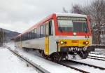 
Es ist Winter: Nun ist auch der Schnee im Hellertal angekommen....
Bedingt durch einen Defekt und Ausfalles eines Stadler GTW 2/6. der HLB, musste am einen Triebzug von der Westerwaldbahn (WEBA) anmieten.

Der Dieseltriebzug 928 677-4 / 628 677-7 der Westerwaldbahn (WEBA) fährt am 17.01.2016, als (HLB61768) RB 96  Hellertalbahn  nach Betzdorf/Sieg (Dillenburg - Haiger - Neunkirchen - Herdorf - Betzdorf), hier erreicht er nun bald den Bahnhof Herdorf.

Der Trieb-/Steuerwagen wurden 1994 von der Düsseldorfer Waggonfabrik AG, Düsseldorf (DUEWAG) unter den Fabrik-Nr. 91286/91287 gebaut und im Dezember 1994 an die Deutsche Bahn AG (BW Gießen) geliefert. Bereits zum 31.07.1995 wurde er an die WEBA verkauft, so war der Triebzug mal gerade etwas über 7 Monate bei der DB.