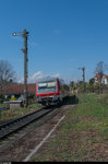 Eingerahmt von zwei Semaphoren verlässt DB 928 542 am 4. April 2016 den Bahnhof Lindau Aeschach als RB 22784 in Richtung Friedrichshafen Hafen.