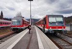 Zugkreuzung im Bahnhof Amorbach, am 23.3.2016
LINKS: 628 496 als RB 23612 (Seckach - Miltenberg).
RECHTS: 928 314 als RB 23613 (Miltenberg - Seckach).
Die Lokführerin und der Zugbegleiter waren, wie es aussah, jedoch nicht so begeistert als sie mich mit der Kamera sahen, da zogen sie beide hektisch die Jalousien zu :)