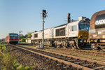 Noch stehen Formsignale im Bahnhof Tüssling, hier die Ausfahrsignale in Richtung Mühldorf (links im Hintergrund neben dem 628er). Die neuen Ks-Signale sind bereits aufgestellt. 247 046-6 wartet mit ihrem Kesselwagenzug nach Mühldorf die Durchfahrt von 628 578 in Richtung Garching a.d. Alz ab. 20.04.2016