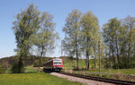 Unter einer  Baumbrücke  hindurch fuhr der Mühldorfer 628 596-9 am 07.05.16 die KBS 948 Wasserburg (Inn) - Grafing Bahnhof entlang. Sein nächster Halt wird die Kreisstadt Ebersberg sein.