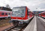 928 496 als RB 23612 (Seckach - Miltenberg), am 23.3.2016 bei der Abfahrt in Amorbach.