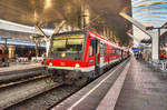 628 596 wartet in Salzburg Hbf auf die Abfahrt als RB 63056 nach Landshut (Bay) Hbf.
Aufgenommen am 29.12.2016.