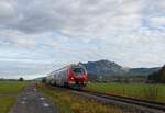 633 053 als RE 73 nach Oberstdorf vor dem Grünten (14.10.2022)