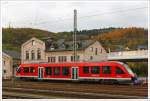 Vor dem Gebäude der ehemaligen Lokleitung in Siegen ist am 09.11.2013 der Dieseltriebwagen 640 012-0 (9580 0 640 012-0 D-DB ABp) ein Alstom Coradia LINT 27 der DreiLänderBahn abgestellt.

Der LINT (Leichter Innovativer Nahverkehrstriebwagen) war eine Entwicklung von Linke-Hofmann-Busch (LHB) in Salzgitter. Diese wurde 1994/1995 vom französischen GEC-Alstom-Konzern übernommen, wo der LINT innerhalb der CORADIA-Familie vermarktet wird, wobei sie immer noch in Salzgitter gebaut werden.

Dieser einteilige VT wird von einem MTU 6R183TD13H Dieselmotor mit 315 kW (428 PS) Leistung über Kardanwelle und Achsgetriebe angetrieben.

Übrigens die Typenbezeichnung 27 stammt von der gerundeten Länge von 27,21 m.

Weitere Technische Daten:
Achsfolge:  B’2’
Eigengewicht: 41 t
Länge über Kupplung: 27.210 mm
Höchstgeschwindigkeit: 120 km/h