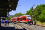 Bf Mendig, 1.7.15: Ausfahrt nach Mayen Ost - Kaisersesch auf Hp2 hat der mittägliche Schülerzug bestehend aus 640 013 (bei dem am ersten heißen Tag des Jahres die Klimaanlage ausgefallen war) und 648 204. Das Stellwerk, von dem aus die alten Flügelsignale bedient werden, wird vom 640er verdeckt. Einen markierten Überweg zum Überschreiten von Gleis 1 gibt es nicht.