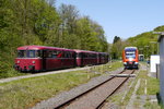 Alt begegnet (ziemlich) neu in Binolen (8.5.16): links die dreiteilige Garnitur des Förderverein Schienenbus Menden, rechts die reguläre RB 54 (640 001 und 028, die ihrerseits ja auch nur darauf warten, von den ganz neuen Pesa Link abgelöst zu werden).