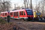 SauerlandNetz - im tiefstem Ruhrgebiet. Alstom Coradia LINT 27 / 95 80 0640 004-7 D-DB in Gelsenkirchen-Bismarck, verdeckt eine Plasser & Theurer Zweischwellenstopfmaschine 09-32 CSM. 26.01.2017