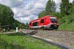 Ein  Baleine bleu  in Rot. In unserer Grenzregion zu Frankreich sieht man sie öfters im Blau der SNCF TER, die Baureihe X 73900. Allerdings sind die französichen Fahrzeuge innen etwas bequemer ausgestattet, Frankreich eben halt. 641 029 ( Taufname   Neuenmarkt-Wirsberg   )ist als RE von Hof nach Bamberg unterwegs. Als Main-Saale Express wird diese Relation nun vermarktet. Bahnstrecke 5100 Bamberg - Hof bei Oberkotzau am 25.05.2017