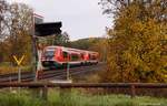 Hier kommt eine Personal-Schulungsfahrt am BÜ in Fattigau daher. Wir haben den 25.10.2013 und die Zug-Crew hat sich den Spass erlaubt und ins ZZ Siemens VT 642 geschrieben.... Erwischt - aber ich habe nur diese Auslösung. Immerhin ist der Zug nicht durch den Mast verdeckt , noeeee. Auch ich hatte die Hoffnung, dass bei dem Bild wenigstens das Blinklicht rot ist. Leider auch Fehlanzeige. Aber ich versichere, der BÜ war eingeschaltet und i.O.....