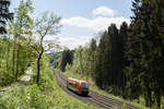 Die Bahnstrecke Neuenmarkt-Wirsberg/Bayreuth nach Hof ist zwischen Himmelkron und Marktschorgast sehr steigungsreich. Bekannt durch die Dampflokfahrten auf der Schiefen Ebene genießt diese Strecke deutschlandweit Bekanntheit. Hier erklimmt RE 59311 gerade den nördlichen Teil der Steilstrecke und ist kurz vor Marktschorgast Richtung Hof unterwegs, 01.05.2018