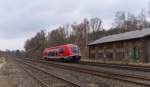 Ein  Baleine bleu  in Rot. 641 037 ist auf der Relation Hof - Bamberg als Regionalexpress unterwegs. Wer nach Würzburg möchte muss auf die ehemalige Direktverbindung verzichten und in Bamberg und oder Lichtenfels umsteigen. Hier braust der farblich mutierte Blauwal am ehemaligen Gelände des Güter- und Rangierbahnhof Oberkotzau vorbei. 17.03.2014 Bahnstrecke 5100 Bamberg - Hof.