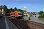 Vor Laufenburgs malerischer Kulisse fahren 641 002 und 641 018 in den Bahnhof Laufenburg West ein.