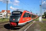 642 227 (Siemens Desiro Classic) der Elbe-Saale-Bahn (DB Regio Südost) mit einem Schwestertriebwagen als RE 17770 (RE10) von Erfurt Hbf nach Magdeburg Hbf fährt in den Bahnhof