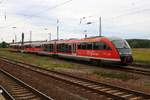 642 188  Joseph von Fraunhofer  und 642 162  Hansestadt Gardelegen  (Siemens Desiro Classic) der Elbe-Saale-Bahn (DB Regio Südost) als RB 26869 (RB77) von Nebra nach Naumburg(Saale)Ost verlassen