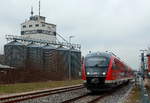 Mit einer Regionalbahn nach Ulm verlässt 642 623 am 23.03.2018 den Bahnhof Weißenhorn