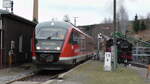 Normalspur trifft auf Schmalspur. Im Bahnhof Cranzahl wartet DB 642 237 der Erzgebirgsbahn auf die Bereitstellung am Bahnsteig zur Fahrt nach Chemnitz Hbf, während nebenan die 99 1794-9 der SDG ihren Zug der Fichtelbergbahn umfährt, um anschließend wieder in Richtung Kurort Oberwiesenthal zu dampfen.