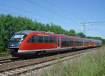 642 229 und 642 190 fahren am 23.06.2005 als RE von Erfurt nach Magdeburg und haben mittlerweile 10 min versptung, da sie auf einen entgegenkommenden Gterzug der WAB in Bretleben warten mussten.