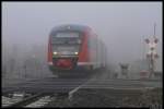 Am Morgen des 13. November 2011 liegt der Ort Berga noch im tiefsten Nebel als 642 140 den B der Bauform HS-64b, der die B 80 sichert, berquert.