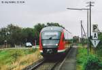 642 103 kommt am 22.10.04 als RB von Neustadt/Aisch in Burgbernheim an. Noch gibt es den schmalen Schttbahnsteig und den Schilderwald, der die Geschwindigkeit am Bahnbergang auf 10 km/h begrenzt.