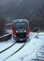 Dichtes Schneetreiben herrscht am 11.01.2013  als der DB - Desirio gegen 16:04 Uhr in den  Haltepunkt Erla (Erzgebirge)  einfhrt.
