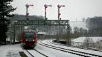 die RB nach Meien-Triebischtal mit dem 642 678 voran kommt in den Bahnhof Rowein eingefahren...schn anzusehen ist die Signalbrcke mit dem winterlichen Hintergrund (13.2.2013)