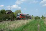 VT 642 170 der  RB Linie 50  als RB 27924 von Dessau nach Aschersleben, hier zwischen den Haltepunkten Dessau-Alten und Dessau-Mosigkau.
Im Hintergrund rechts ist noch der besetzte Streckenposten zu sehen.
Dessau, der 04.05.13