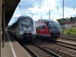 1442 611 und Erzgebirgsbahn 642 735 am 27.08.2014 in Gößnitz.