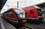 Hier links 642 525-0 als RE56 von (RE16110) von Erfurt Hbf. nach Nordhausen und rechts eine RB59 (RB16368) von Erfurt Hbf. nach Sangerhausen (Zuglok war 143 190-7), diese beiden Züge standen am 19.8.2014 in Erfurt Hbf. 