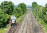 642 075 bog am 11.5.11 nördlich von Breitengüßbach nach links Richtung Ebern ab. Geradeaus führt das Gleispaar der Hauptstrecke nach Lichtenfels. Hinter der Brücke sieht man das Hp 1 zeigende Formsignal für den nächsten Zug nach Bamberg. 