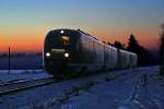 Desiro Dieseltriebzug 642 098 als Re nach Augsburg Hbf taucht bei fortgeschrittener Dämmerung in Buchloe auf.Bild vom 12.2.2015