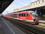 642 061 Westfrankenbahn (DB Regio Aschaffenburg) und ein weiterer  Desiro der Elbe Saale Bahn am 12.04.2015 im Bahnhof von Magdeburg nach Erfurt HBF.